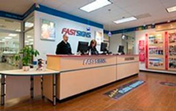 Fast Signs honra a franquicias que colaboran con la iniciativa "Fast Signs Cares"