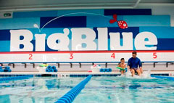 El equipo de la franquicia Big Blue Swim School aumenta